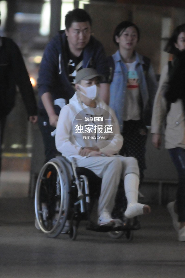 宋丹丹骨折打石膏坐轮椅现身 带伤敬业开工