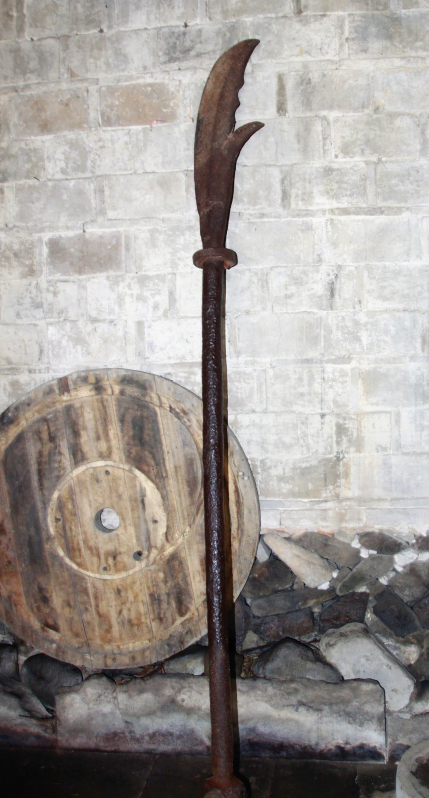 锈迹斑斑的大刀,岁月留下的痕迹,却印证着当地的民风